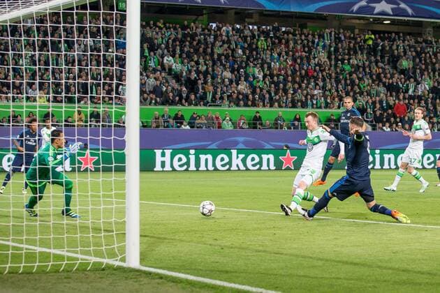 Wolfsburg Maximilian Arnold (VfL Wolfsburg 27) mit dem Tor zum 2:0 gegen Torwart Keylor Navas (Real Madrid CF 1) und Kapitaen Sergio Ramos (Real Madrid CF 4) beim Champions League Viertelfinal Hinspiel zwischen dem VfL Wolfsburg und Real Madrid am 06.04.2016, Copyright: Schuelerx xEibnerx-xPressefoto EP_JSE