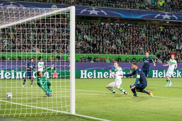 Wolfsburg Maximilian Arnold (VfL Wolfsburg 27) mit dem Tor zum 2:0 gegen Torwart Keylor Navas (Real Madrid CF 1) und Kapitaen Sergio Ramos (Real Madrid CF 4) beim Champions League Viertelfinal Hinspiel zwischen dem VfL Wolfsburg und Real Madrid am 06.04.2016, Copyright: Schuelerx xEibnerx-xPressefoto EP_JSE
