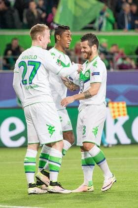 Wolfsburg Maximilian Arnold (VfL Wolfsburg 27), Bruno Henrique (VfL Wolfsburg 16) und Vierinha (VfL Wolfsburg 8) beim Torjubel nach dem Treffer zum 2:0 beim Champions League Viertelfinal Hinspiel zwischen dem VfL Wolfsburg und Real Madrid am 06.04.2016, Copyright: Schuelerx xEibnerx-xPressefoto EP_JSE