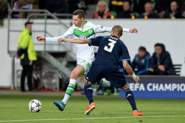Fußball Champions League Viertelfinale VfL Wolfsburg - Real Madrid am 06.04.2016 in der Volkswagen-Arena in Wolfsburg Pepe ( Madrid ), vorne - Julian Draxler ( Wolfsburg ), hinten Foto: Osnapix TT