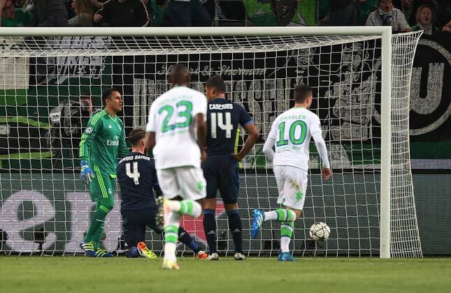 06.04.2016, xovx, Fussball UEFA Champions League, VfL Wolfsburg - Real Madrid, emspor, v.l. Keylor Navas (Real Madrid), Sergio Ramos (Real Madrid), Josuha Guilavogui (VfL Wolfsburg), Casemiro (Real Madrid), Julian Draxler (VfL Wolfsburg) beim Tor zum 2:0 durch Maximilian Arnold (VfL Wolfsburg), Aktion.