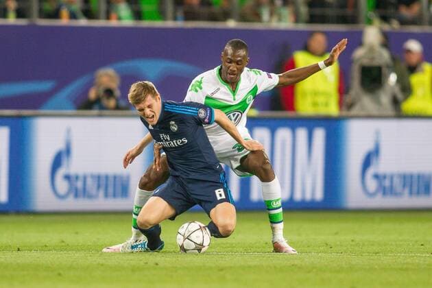Wolfsburg Joshua Guilavogui (VfL Wolfsburg 23) im Zweikampf gegen Toni Kross (Real Madrid CF 8) beim Champions League Viertelfinal Hinspiel zwischen dem VfL Wolfsburg und Real Madrid am 06.04.2016, Copyright: Schuelerx xEibnerx-xPressefoto EP_JSE