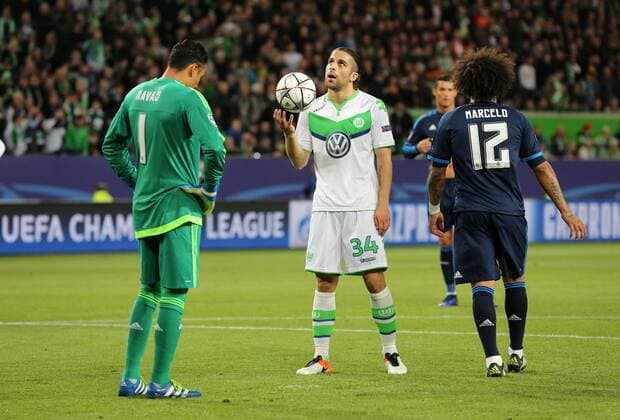 Torwart Keylor Navas, Ricardo Rodriguez vor Elfmeter Strafstoß Fußball Fussball UEFA Championsleague Herren Viertelfinale Saison 2015 2016 06.04.2016 VfL Wolfsburg vs. Real Madrid