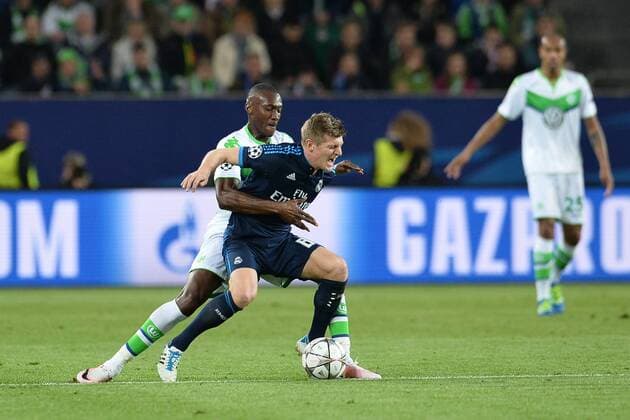 Fußball Champions League Viertelfinale VfL Wolfsburg - Real Madrid am 06.04.2016 in der Volkswagen-Arena in Wolfsburg Toni Kroos ( Madrid ), vorne -Joshua Guilavogui ( Wolfsburg ), hinten Foto: Osnapix TT