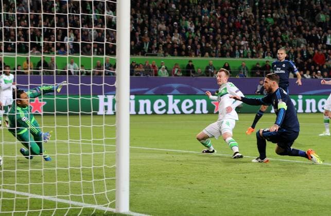 Maximilian Arnold Torschuß zum 2:0, Sergio Ramos, Torwart Keylor Navas Aktion Spielszene Zweikampf Fußball Fussball UEFA Championsleague Herren Viertelfinale Saison 2015 2016 06.04.2016 VfL Wolfsburg vs. Real Madrid