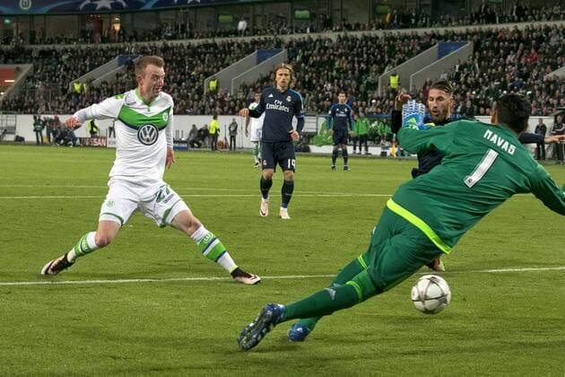 Bilder des Tages - SPORT Aus UEFA Champions League Viertelfinale Hinspiel VfL Wolfsburg gegen Real Madrid am 06.04.2016 in der VW Arena. Im Foto: das 2:0 durch Maximilian Arnold 27 gegen ReaL TW Keylor Naves 1