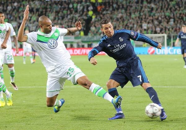 Cristiano RONALDO, Real Madrid 7 Zweikampf , Aktion um den Ball gegen NALDO, WOB 25 VFL WOLFSBURG - REAL MADRID Quarterfinal, Football UEFA Champions League, Wolfsburg, 06.04.2016 CL Saison 2015 2016