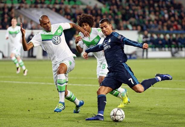 06.04.2016, xovx, Fussball UEFA Champions League, VfL Wolfsburg - Real Madrid, emspor, v.l. Naldo (VfL Wolfsburg), Dante (VfL Wolfsburg), Cristiano Ronaldo (Real Madrid), Aktion.