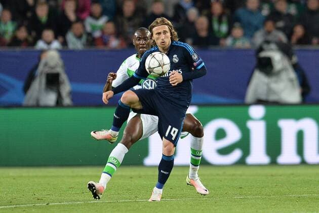 Fußball Champions League Viertelfinale VfL Wolfsburg - Real Madrid am 06.04.2016 in der Volkswagen-Arena in Wolfsburg Luka Modric ( Madrid ), vorne - Joshua Guilavogui ( Wolfsburg ), hinten Foto: Osnapix TT