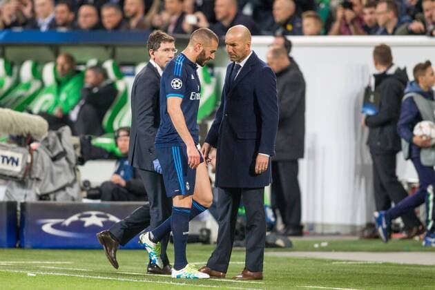 Wolfsburg Trainer Zinedine Zidane (Real Madrid CF) und Karim Benzema (Real Madrid CF 9) nach dessen verletzungsbedinger Ausweschselung beim Champions League Viertelfinal Hinspiel zwischen dem VfL Wolfsburg und Real Madrid am 06.04.2016, Copyright: Schuelerx xEibnerx-xPressefoto EP_JSE