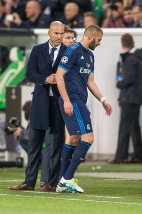 Wolfsburg Trainer Zinedine Zidane (Real Madrid CF) und Karim Benzema (Real Madrid CF 9) nach dessen verletzungsbedinger Ausweschselung beim Champions League Viertelfinal Hinspiel zwischen dem VfL Wolfsburg und Real Madrid am 06.04.2016, Copyright: Schuelerx xEibnerx-xPressefoto EP_JSE