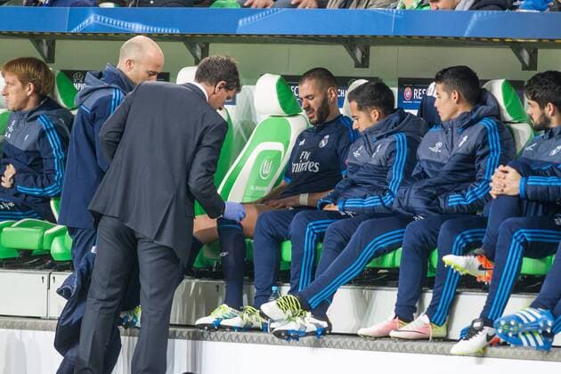 Wolfsburg Karim Benzema (Real Madrid CF 9) wird auf der Bank verletungsbedingt am Knie behandelt beim Champions League Viertelfinal Hinspiel zwischen dem VfL Wolfsburg und Real Madrid am 06.04.2016, Copyright: Schuelerx xEibnerx-xPressefoto EP_JSE