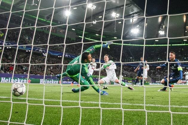 Wolfsburg Maximilian Arnold (VfL Wolfsburg 27) mit dem Tor zum 2:0 gegen Torwart Keylor Navas (Real Madrid CF 1) und Kapitaen Sergio Ramos (Real Madrid CF 4) beim Champions League Viertelfinal Hinspiel zwischen dem VfL Wolfsburg und Real Madrid am 06.04.2016, Copyright: Schuelerx xEibnerx-xPressefoto EP_JSE