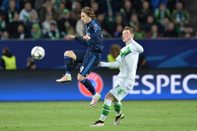 Fußball Champions League Viertelfinale VfL Wolfsburg - Real Madrid am 06.04.2016 in der Volkswagen-Arena in Wolfsburg Luka Modric ( Madrid ), links - Maximilian Arnold ( Wolfsburg ), rechts Foto: Osnapix TT