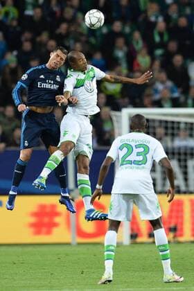 Fußball Champions League Viertelfinale VfL Wolfsburg - Real Madrid am 06.04.2016 in der Volkswagen-Arena in Wolfsburg Cristiano Ronaldo ( Madrid ), links - Naldo ( Wolfsburg ), rechts - Joshua Guilavogui ( Wolfsburg ), vorne Foto: Osnapix TT