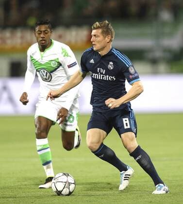 Foto: Henrique ( Wolfsburg, weiss ) gegen Toni Kroos Fussball - Championsleague am Mi. 06.04.2016 VfL Wolfsburg - Real Madrid