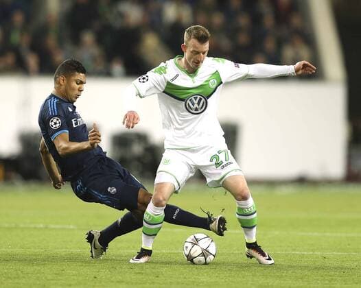 Foto: Maximilian Arnold ( Wolfsburg ) gegen Casemiro (blau) Fussball - Championsleague am Mi. 06.04.2016 VfL Wolfsburg - Real Madrid