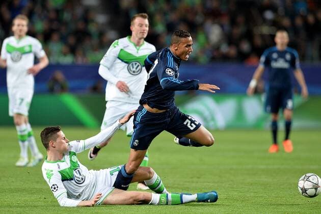Fußball Champions League Viertelfinale VfL Wolfsburg - Real Madrid am 06.04.2016 in der Volkswagen-Arena in Wolfsburg Julian Draxler ( Wolfsburg ), unten - Danilo ( Madrid ), rechts Foto: Osnapix TT