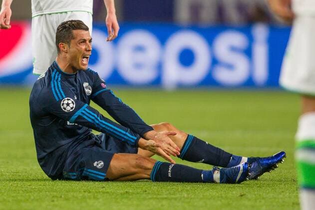 Wolfsburg Cristiano Ronaldo (Real Madrid CF 7) am Boden mit kaputter Stutze beim Champions League Viertelfinal Hinspiel zwischen dem VfL Wolfsburg und Real Madrid am 06.04.2016, Copyright: Schuelerx xEibnerx-xPressefoto EP_JSE