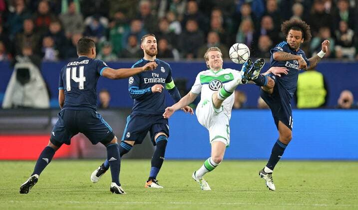 06.04.2016, Fussball UEFA Champions League 2015 2016, Viertelfinale, Hinspiel, VfL Wolfsburg - Real Madrid, in der Volkswagen Arena, Wolfsburg. v.l. Casemiro (Real Madrid) , Sergio Ramos (Real Madrid) , Andre Schürrle (Wolfsburg) gegen Marcelo (Real Madrid) 
