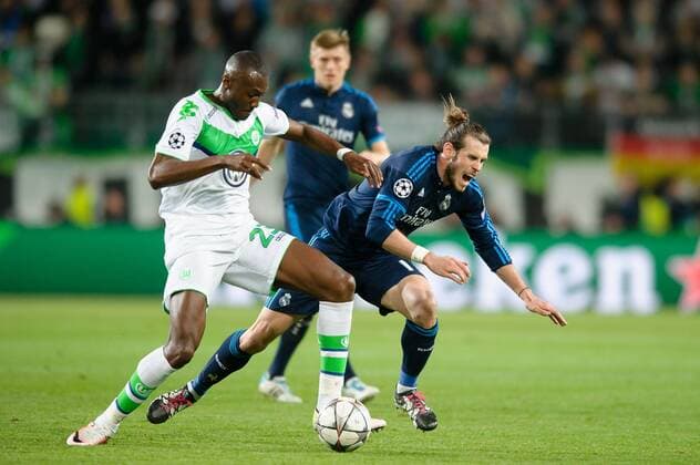 2016.04.06 Wolfsburg Pilka nozna UEFA Champions League Liga Mistrzow 1 4 Finalu sezon 2015 2016 VfL Wolfsburg - Real Madryt N Z Gareth Bale Josuha Guilavogui FRANCE OUT!  20160406_PF_PA053