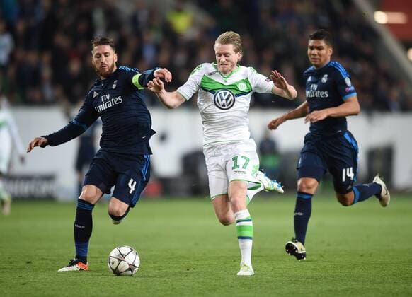 Sergio RAMOS (Real links), Andre SCHUERRLE (VfL Mitte), Carlos Henrique CASEMIRO (Real rechts) Fussball international: UEFA Championsleague, Saison 2015 2016, Viertelfinale Hinspiel: VfL Wolfsburg - Real Madrid in Wolfsburg, Deutschland am 06.04.2016,