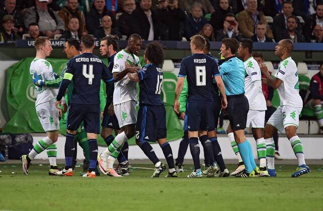 06.04.2016, xovx, Fussball UEFA Champions League, VfL Wolfsburg - Real Madrid, emspor, Handgreiflichkeiten zwischen den Wolfsburger und Madrider Spielern, mitte Josuha Guilavogui (VfL Wolfsburg), Marcelo (Real Madrid), Aktion.