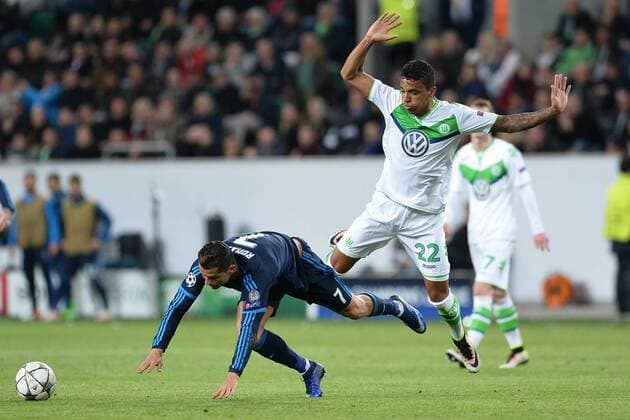 Fußball Champions League Viertelfinale VfL Wolfsburg - Real Madrid am 06.04.2016 in der Volkswagen-Arena in Wolfsburg Cristiano Ronaldo ( Madrid ), links - Luiz Gustavo ( Wolfsburg ), rechts Foto: Osnapix TT