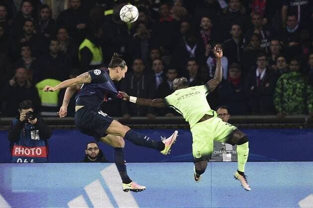 Bilder des Tages - SPORT Zlatan Ibrahimovic (PSG) vs Eliaquim Mangala (Manchester City) FOOTBALL : Paris St. Germain (PSG) vs Manchester City - Champions League - 06 04 2016 JBAutissierx 