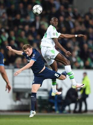 Toni KROOS (Real links) gegen Joshua GUILAVOGUI (VfL) Fussball international: UEFA Championsleague, Saison 2015 2016, Viertelfinale Hinspiel: VfL Wolfsburg - Real Madrid in Wolfsburg, Deutschland am 06.04.2016,