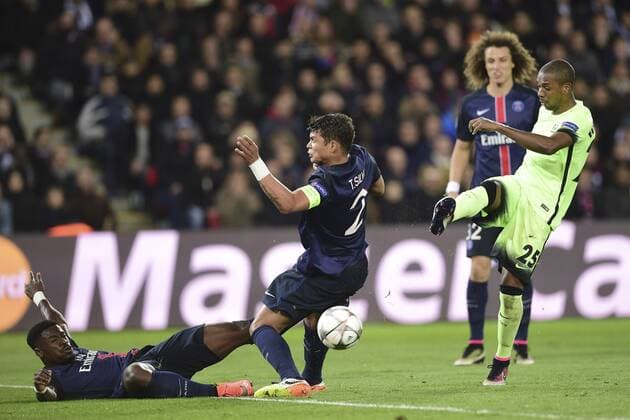 but de Fernandinho Luiz Roza (Manchester City) Thiago Silva (PSG) Serge Aurier (PSG) FOOTBALL : Paris St. Germain (PSG) vs Manchester City - Champions League - 06 04 2016 JBAutissierx 
