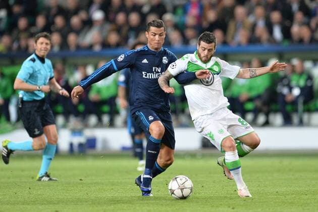 Fußball Champions League Viertelfinale VfL Wolfsburg - Real Madrid am 06.04.2016 in der Volkswagen-Arena in Wolfsburg Cristiano Ronaldo ( Madrid ), links - Vieirinha ( Wolfsburg ), rechts Foto: Osnapix TT