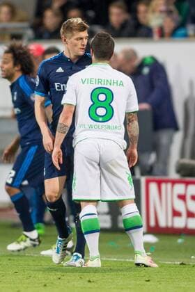 Wolfsburg Toni Kross (Real Madrid CF 8) diskutiert mit Vierinha (VfL Wolfsburg 8) beim Champions League Viertelfinal Hinspiel zwischen dem VfL Wolfsburg und Real Madrid am 06.04.2016, Copyright: Schuelerx xEibnerx-xPressefoto EP_JSE