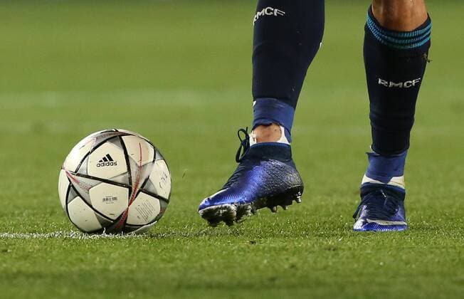 Bilder des Tages - SPORT Cristiano Ronaldo kaputter Strumpf Stutzen Socke nach Zweikampf mit Luiz Gustavo Dias Fußball Fussball UEFA Championsleague Herren Viertelfinale Saison 2015 2016 06.04.2016 VfL Wolfsburg vs. Real Madrid