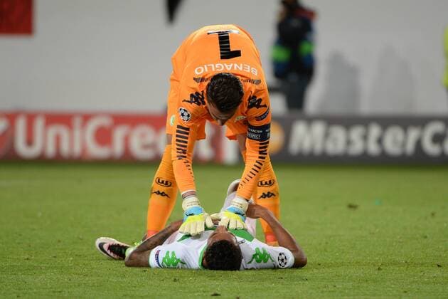 v.li.: Diego BENAGLIO (Torwart, Goalkeeper, VfL Wolfsburg, 1) erkundigt sich nach dem verletzten Luiz GUSTAVO (VfL Wolfsburg, 22), mit Schmerzen nach einem Foul, racked with pain, Fussball, UEFA Champions League, VfL Wolfsburg - Real Madrid, xslx