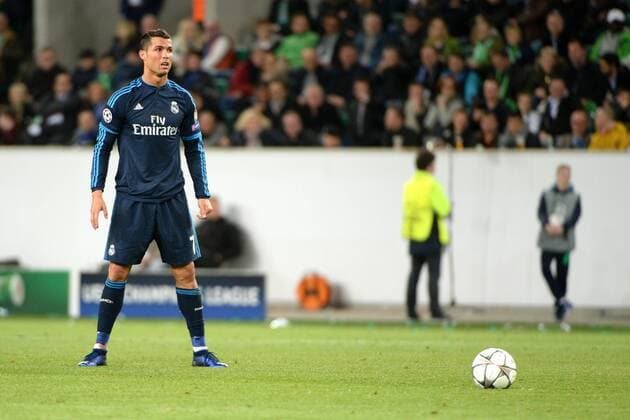 v.li.: Cristiano RONALDO (Real Madrid, CR7, 7) vor einem Freistoß mit typischer Pose,, Fussball, UEFA Champions League, VfL Wolfsburg - Real Madrid, xslx