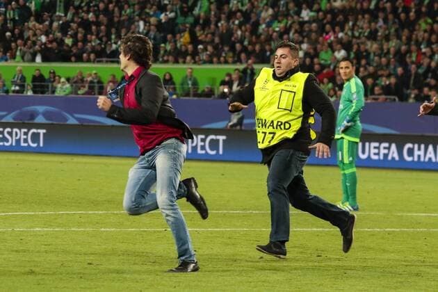 Fußball, UEFA Champions League, VfL Wolfsburg - Real Madrid CF; Flitzer und Ordner. xtgx
