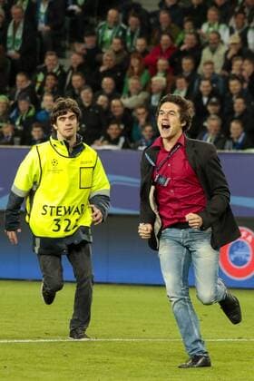 Fußball, UEFA Champions League, VfL Wolfsburg - Real Madrid CF; Flitzer und Ordner. xtgx