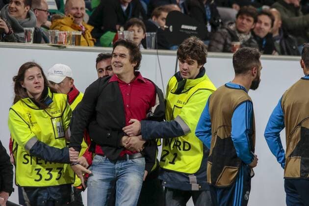 Fußball, UEFA Champions League, VfL Wolfsburg - Real Madrid CF; Flitzer und Ordner. xtgx