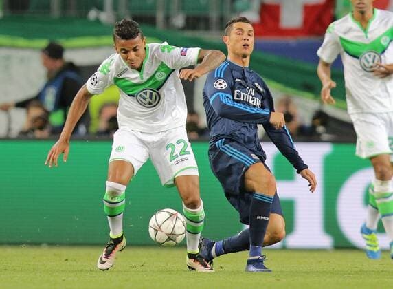 Cristiano RONALDO, Real Madrid 7 Zweikampf , Aktion um den Ball gegen Luiz GUSTAVO, WOB 22 VFL WOLFSBURG - REAL MADRID Quarterfinal, Football UEFA Champions League, Wolfsburg, 06.04.2016 CL Saison 2015 2016