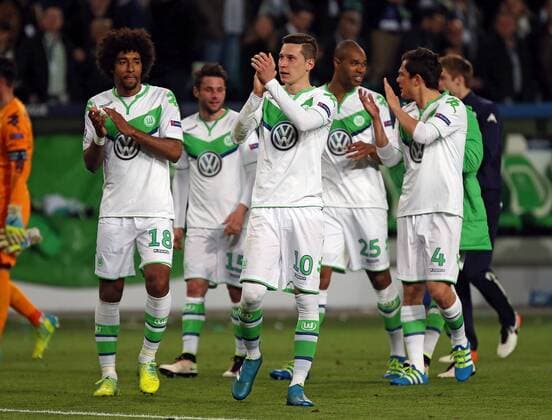 06.04.2016, xovx, Fussball UEFA Champions League, VfL Wolfsburg - Real Madrid, emspor, v.l. Jubel nach dem 2:0 Sieg gegen Madrid bei Dante (VfL Wolfsburg), Christian Traesch (VfL Wolfsburg), Julian Draxler (VfL Wolfsburg), Naldo (VfL Wolfsburg) und Marcel Schaefer (VfL Wolfsburg), Aktion.