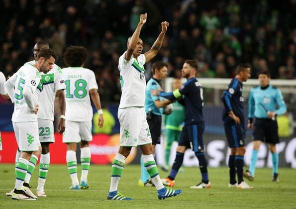 Naldo, Wolfsburger feiern 2:0 Sieg Freude Emotion jubelnd Jubel nach Spielende Fußball Fussball UEFA Championsleague Herren Viertelfinale Saison 2015 2016 06.04.2016 VfL Wolfsburg vs. Real Madrid