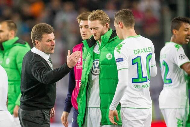 Wolfsburg Trainer Dieter Hecking (VfL Wolfsburg) mit Andre Schuerrle (VfL Wolfsburg 17) und Julian Draxler (VfL Wolfsburg 10) beim Champions League Viertelfinal Hinspiel zwischen dem VfL Wolfsburg und Real Madrid am 06.04.2016, Copyright: Schuelerx xEibnerx-xPressefoto EP_JSE