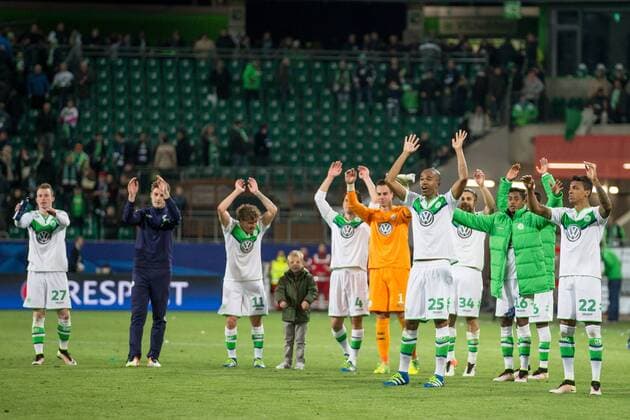 Wolfsburg Wolfsburger Mannschaft feiert den Sieg mit den Fans beim Champions League Viertelfinal Hinspiel zwischen dem VfL Wolfsburg und Real Madrid am 06.04.2016, Copyright: Schuelerx xEibnerx-xPressefoto EP_JSE