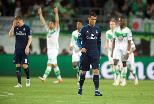 Fussball Wolfsburg 06.04.2016 Champions League Viertelfinale Hinspiel VFL Wolfsburg - Real Madrid Jubel nach dem Tor zum 1:0 durch Ricardo Rodriguez (Wolfsburg, No.34) hi. Cristiano Ronaldo (Real Madrid, No.07) niedergeschlagen Toni Kroos (Real Madrid, No.08) li.