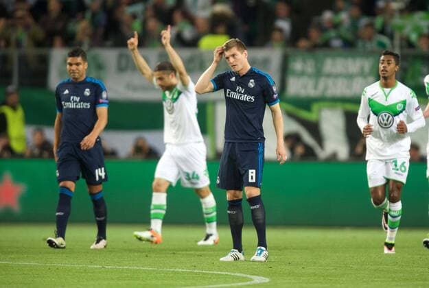 Fussball Wolfsburg 06.04.2016 Champions League Viertelfinale Hinspiel VFL Wolfsburg - Real Madrid Jubel nach dem Tor zum 1:0 durch Ricardo Rodriguez (Wolfsburg, No.34) hi. Toni Kroos (Real Madrid, No.08) niedergeschlagen