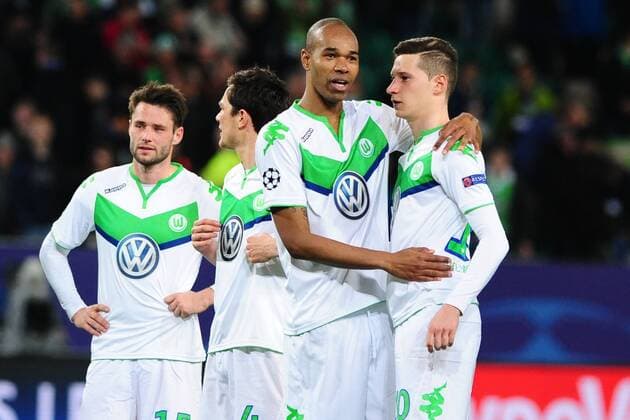 Fussball Champions League Viertelfinale VfL Wolfsburg - Real Madrid am 06.04.2016 in der Volkswagen Arena in Wolfsburg Schlussjubel bei Naldo ( Wolfsburg ), mitte - Julian Draxler ( Wolfsburg ), rechts xPBJPGx