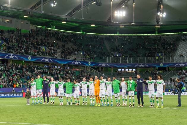 Wolfsburg Wolfsburger Mannschaft feiert den Sieg mit den Fans beim Champions League Viertelfinal Hinspiel zwischen dem VfL Wolfsburg und Real Madrid am 06.04.2016, Copyright: Schuelerx xEibnerx-xPressefoto EP_JSE