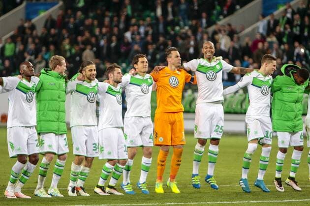 Fußball, UEFA Champions League, VfL Wolfsburg - Real Madrid CF; Naldo (Wolfsburg, 25) (3.v.r.) Jubel nach dem Spiel, Jubel über den Sieg, Freude, Emotion, Jubel bedankt sich bei Fans, Dank, bedanken, feiern. xtgx