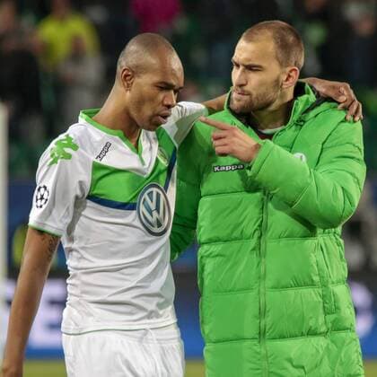 Fußball, UEFA Champions League, VfL Wolfsburg - Real Madrid CF; Naldo (Wolfsburg, 25) und Bas Dost (Wolfsburg, 12) Jubel nach dem Spiel, Jubel über den Sieg, Freude, Emotion, Jubel bedankt sich bei Fans, Dank, bedanken, feiern. xtgx